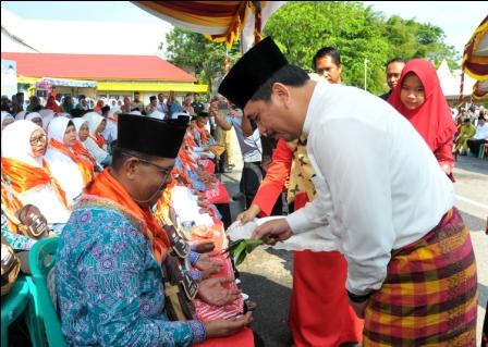 Dilepas Wabup Khairizal, Ratusan JCH Inhu Berangkat ke Tanah Suci